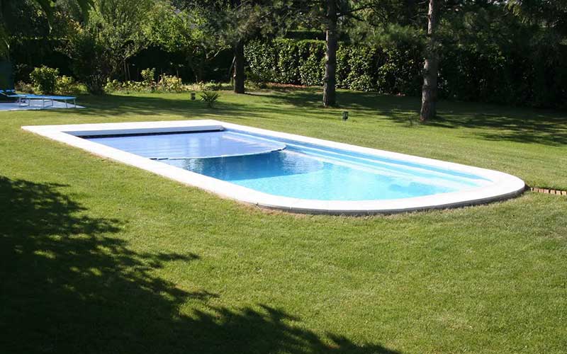 Piscines à coque avec volet roulant intégré