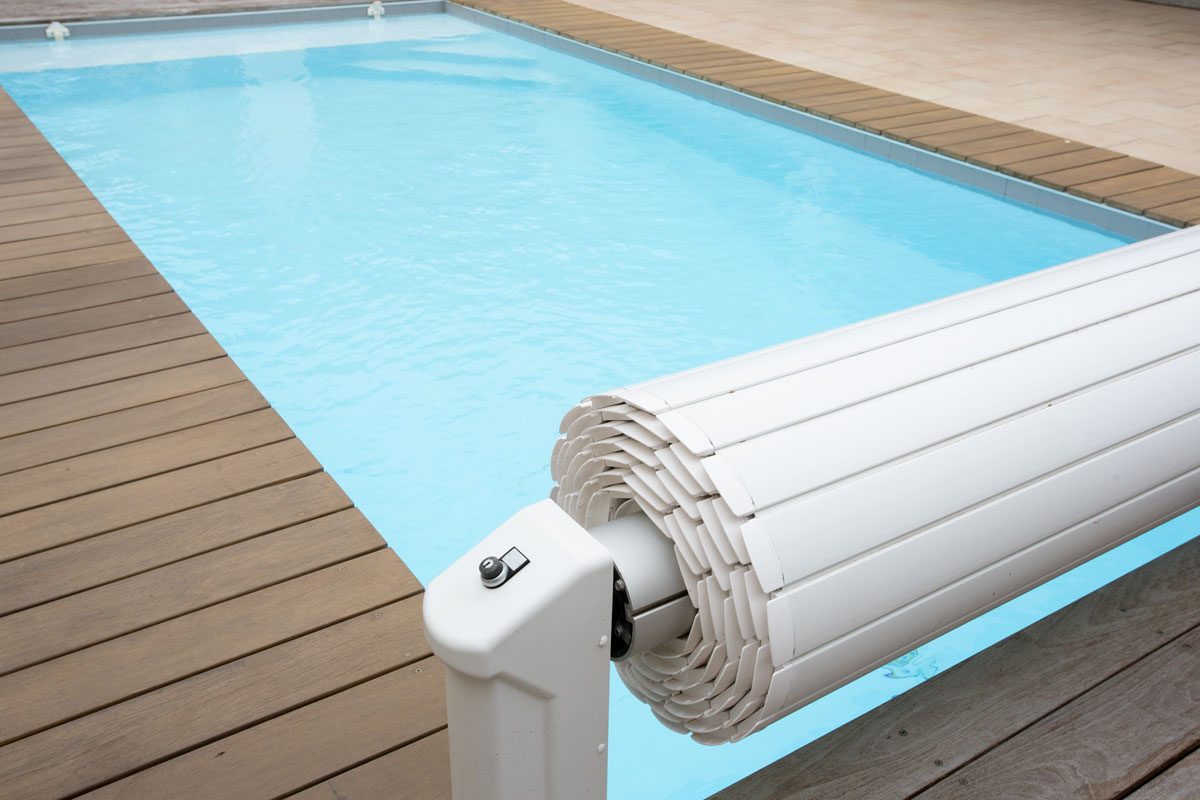 Installation des volets roulants de piscine sur Melun